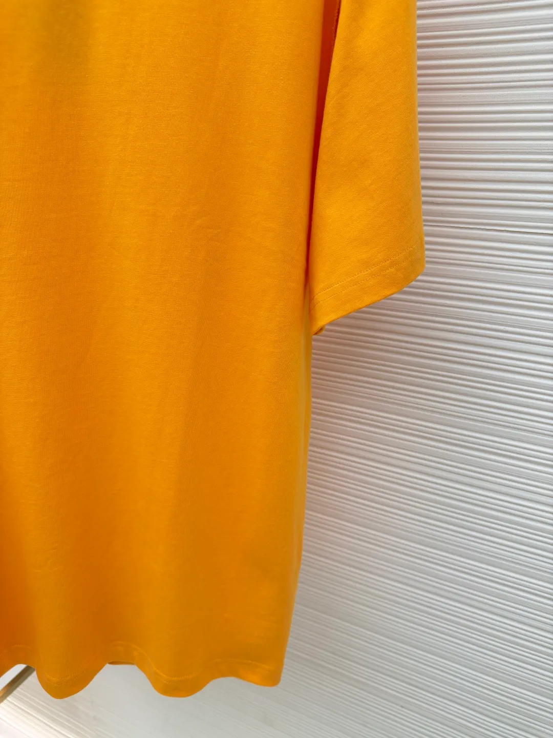 LOUISVUITTON embossed small label T-shirt ●Authentic product: purchased and developed by 5450 ●Item number: 1680101-A00 ●Fabric: pure cotton fabric ●Technology: embossed production ●Version: fitted version ●Weight: about 335 grams ●Size: XS-S-M-L ●Description: Fabric is 40S/2 Double-strand smooth cotton plain weave, dust-free wool processing; matching 40s single-strand combed cotton, 280g cylindrical machine rib. The front panel is stamped and filled. After low-temperature stamping with a steel stamp, the inside is filled with foam cotton. The bottom surface is directly sealed with low-temperature hot melt glue at 80 degrees Celsius. The integrated machine operation makes the relief pattern three-dimensional and full and stylish. High-quality products require natural and beautiful products. The overall wiring is straight and delicate, the fabric is comfortable and soft, and the color is consistent without color difference. It can be matched with the same style to create a fashionable look and control various occasions. Customized accessories, complete with three standards, same style for men and women!